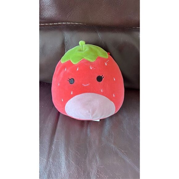 SQUISHMALLOWS SCARLETT THE STRAWBERRY KELLY TOY PLUSH TOY - Picture 2 of 8
